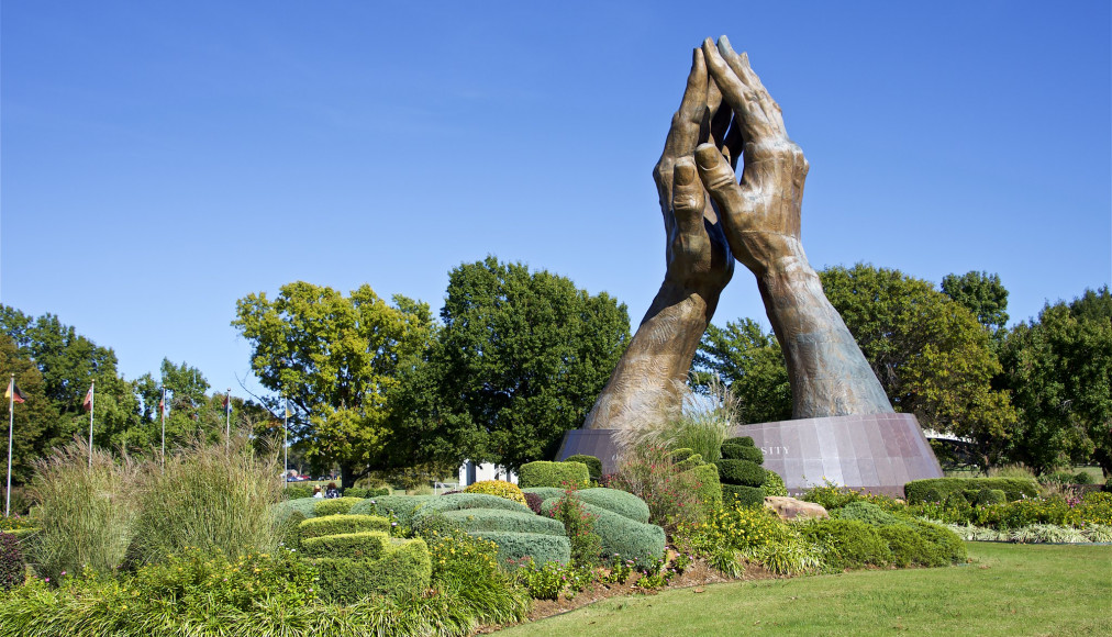 "Praying Hands", Université Oral Roberts à Tulsa, Oklahoma "Praying Hands", Université Oral Roberts à Tulsa, Oklahoma / ©Flickr/Terry White