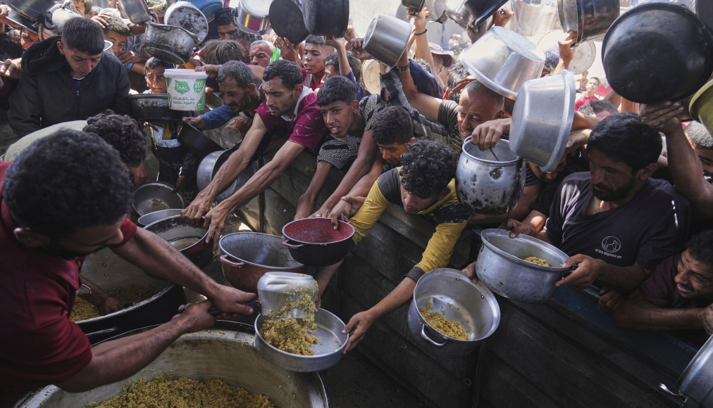 Des Palestiniens luttent pour obtenir des dons de nourriture dans une cuisine communautaire à Khan Younis, dans la bande de Gaza, le vendredi 16 mai 2025. Des Palestiniens luttent pour obtenir des dons de nourriture dans une cuisine communautaire à Khan Younis, dans la bande de Gaza, le vendredi 16 mai 2025. / Keystone