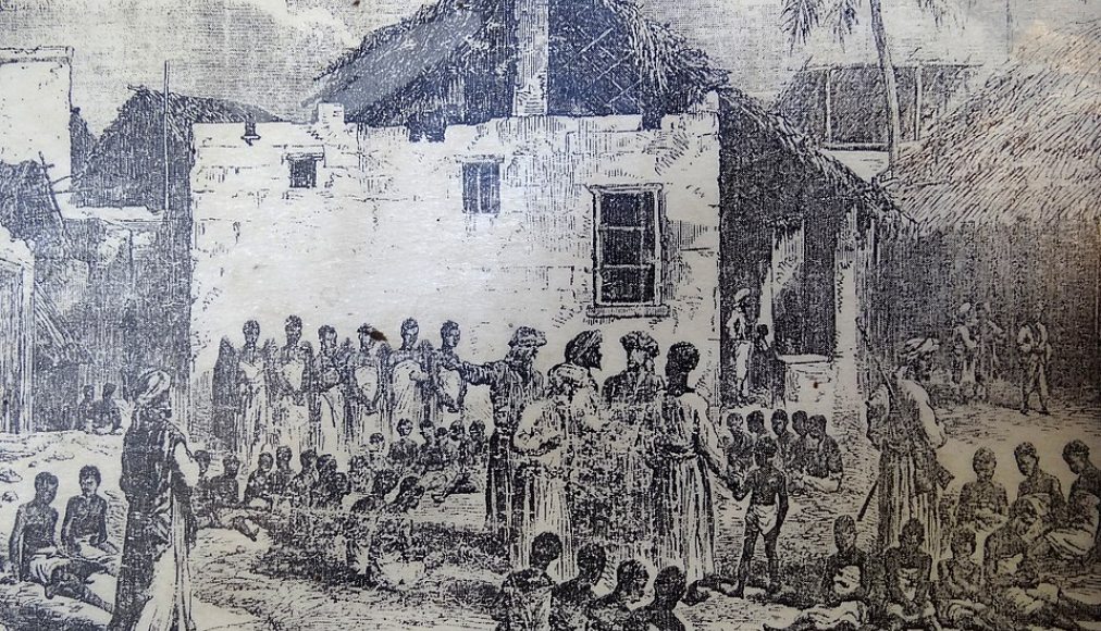Marché aux esclaves devant l'église anglicane de Stone Town à Zanzibar (Tanzanie), 1860 Marché aux esclaves devant l'église anglicane de Stone Town à Zanzibar (Tanzanie), 1860 / ©Wikimedia Commons/Adam Jones, Kelowna, BC, Canada/CC BY-SA 2.0