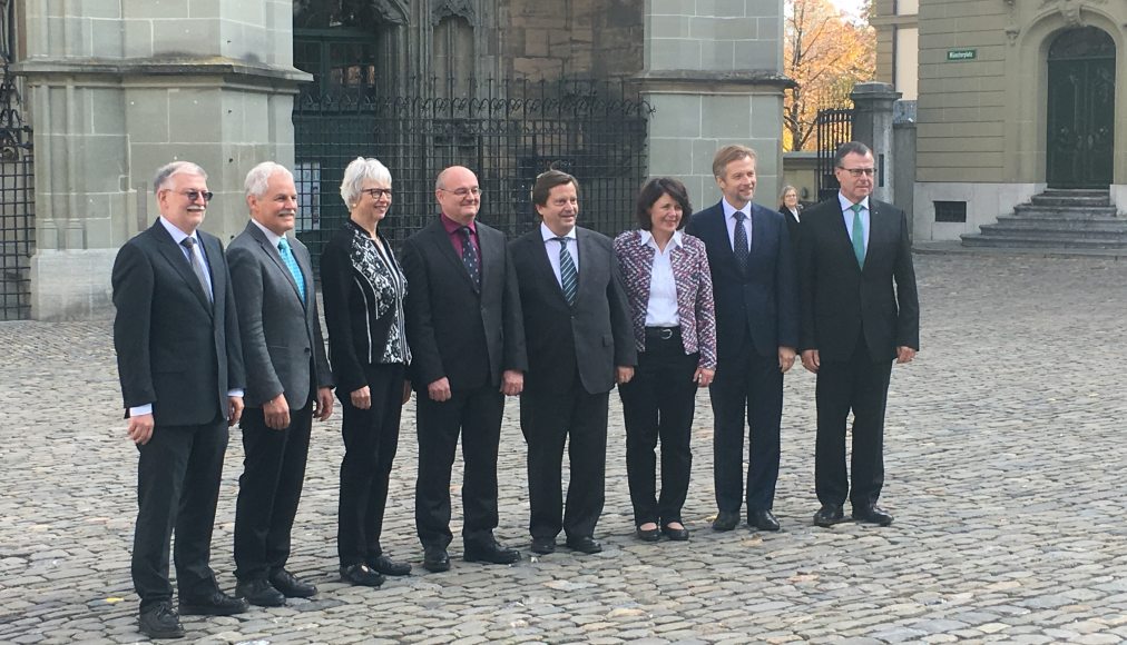 De gauche à droite: Jean-Marc Schmid, président du synode et les conseillers synodaux Ulrich Burkhalter, Claudia Hubacher, Philippe Kneubühler, Andreas Zeller (président), Judith Pörksen Roder, Iwan Schulthess, Roland Stach De gauche à droite: Jean-Marc Schmid, président du synode et les conseillers synodaux Ulrich Burkhalter, Claudia Hubacher, Philippe Kneubühler, Andreas Zeller (président), Judith Pörksen Roder, Iwan Schulthess, Roland Stach / ©Marie Destraz / Protestinfo