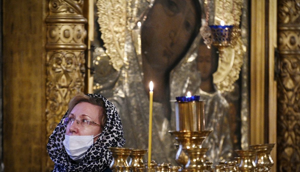 Une femme assiste à un service religieux, le 3 avril, dans une église orthodoxe de Moscou. Une femme assiste à un service religieux, le 3 avril, dans une église orthodoxe de Moscou. / Keystone