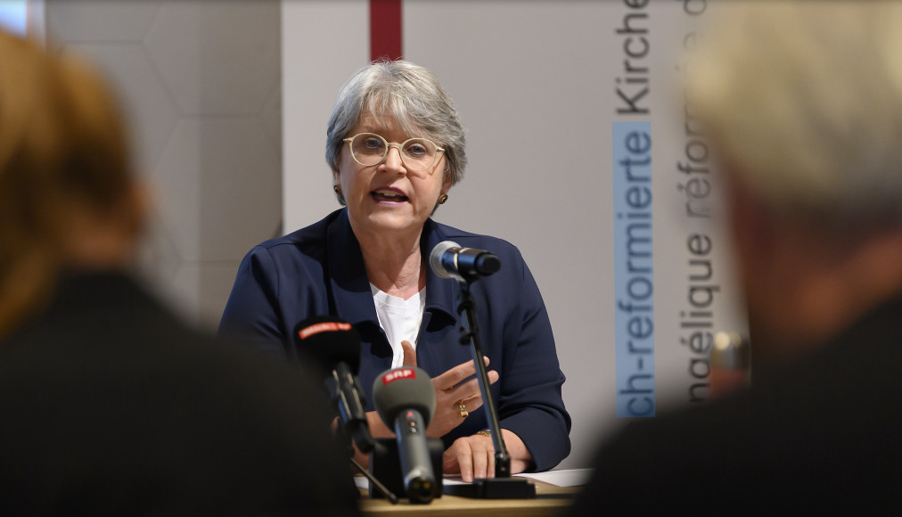 Rita Famos, le 4 août 2021, lors de la conférence donnée sur le rapport de la commission d'enquête sur les accusations d'abus à l'endroit de son prédécesseur, Gottfried Locher. Rita Famos, le 4 août 2021, lors de la conférence donnée sur le rapport de la commission d'enquête sur les accusations d'abus à l'endroit de son prédécesseur, Gottfried Locher. / Keystone