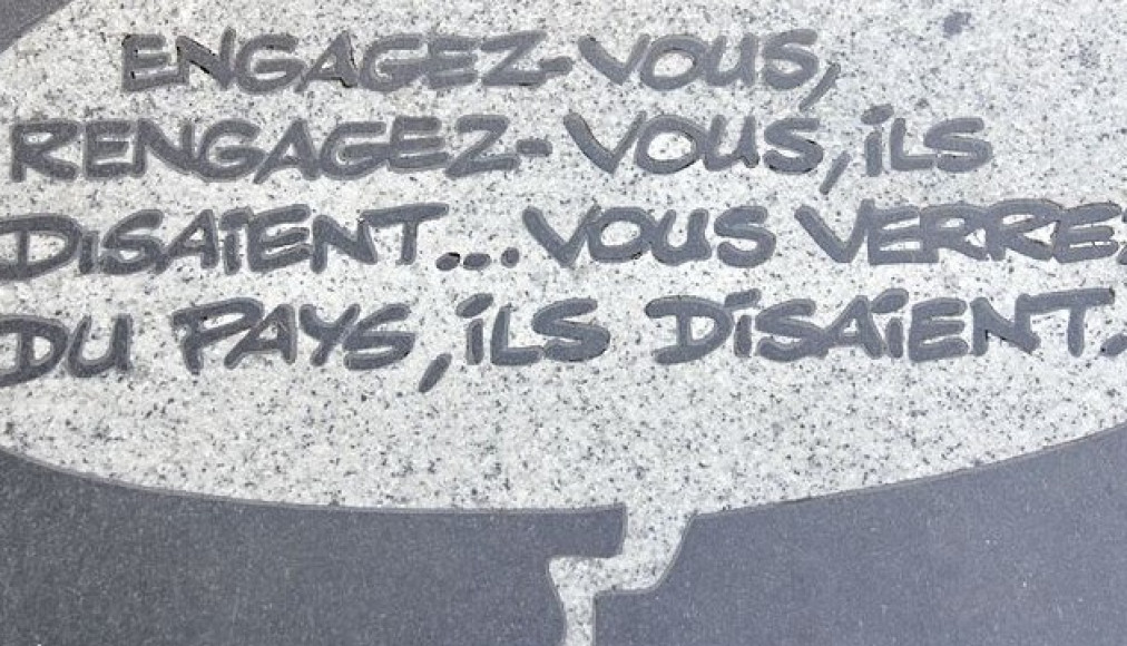 Plaque scellée dans le trottoir de la Rue René-Goscinny à Paris, en l'honneur de l'auteur d'Astérix et Obélix Plaque scellée dans le trottoir de la Rue René-Goscinny à Paris, en l'honneur de l'auteur d'Astérix et Obélix / ©Paris Autrement