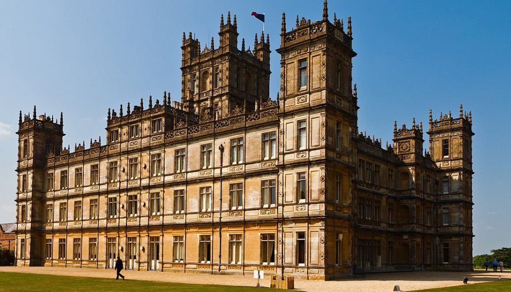 Highclere Castle, lieu de tournage de la série et du film "Downton Abbey" Highclere Castle, lieu de tournage de la série et du film "Downton Abbey" / ©Wikimedia Commons/Richard Munckton/CC BY 2.0