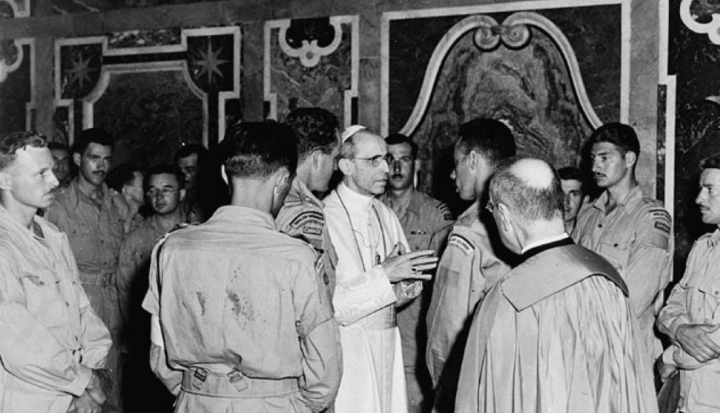 Le pape Pie XII avec des membres de l'armée canadienne qui ont participé à la libération de Rome en 1944 Le pape Pie XII avec des membres de l'armée canadienne qui ont participé à la libération de Rome en 1944 / ©Canada. Dept. of National Defence / Public domain