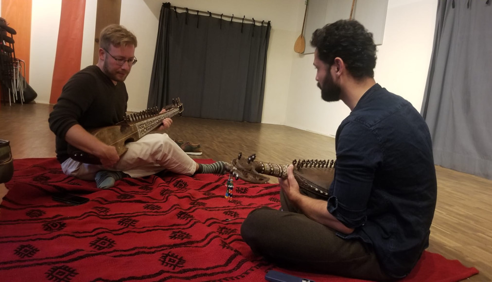 Le musicien Mathieu Clavel et l’un de ses élèves. Le musicien Mathieu Clavel et l’un de ses élèves. / ©Christine Mo Costabella