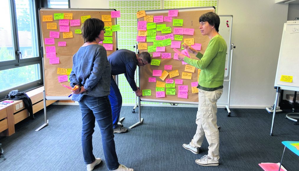 Berne. L’équipe du «bureau pour le changement» réalise une synthèse des entretiens menés auprès de 48 personnes à l’EPER et à PPP Berne. L’équipe du «bureau pour le changement» réalise une synthèse des entretiens menés auprès de 48 personnes à l’EPER et à PPP / © DR
