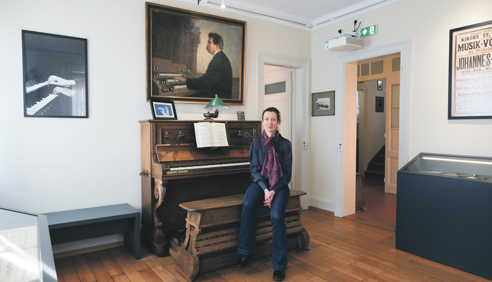 Au piano du théologien et musicien, la directrice de la Maison Albert Schweitzer contribue à transmettre son héritage. Au piano du théologien et musicien, la directrice de la Maison Albert Schweitzer contribue à transmettre son héritage. / © Elise Dottrens