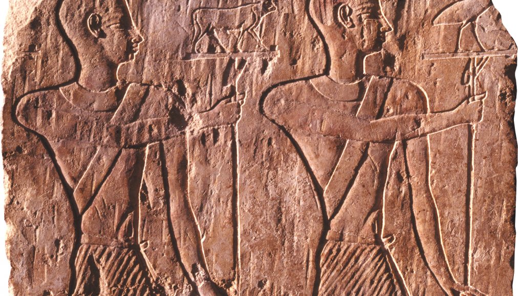 Stèle égyptienne : deux prêtres portent des pavois représentant le taureau Apis et l’ibis symbolisant le dieu Thot. Relief en calcaire, Egypte, Basse Epoque ou époque gréco-romaine, 664 av. J.-C. – 395 apr. J.-C Stèle égyptienne : deux prêtres portent des pavois représentant le taureau Apis et l’ibis symbolisant le dieu Thot. Relief en calcaire, Egypte, Basse Epoque ou époque gréco-romaine, 664 av. J.-C. – 395 apr. J.-C / ©musée Bible+Orient