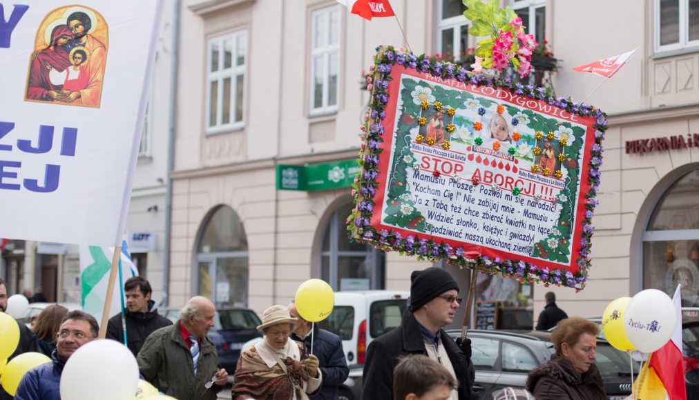 Manifestation contre l'avortement à Cracovie, Pologne, 2016 Manifestation contre l'avortement à Cracovie, Pologne, 2016 / ©iStock/Eucalyptys