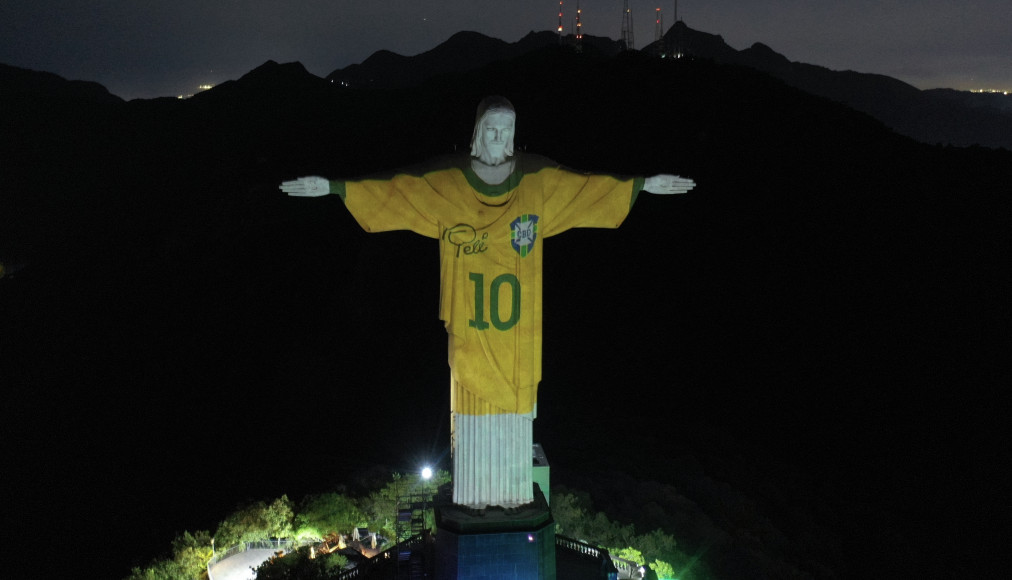 Le Christ rédempteur avec le maillot de Pelé, photo prise fin 2023 à Rio de Janeiro pour le premier anniversaire de la mort de la légende du football. Le Christ rédempteur avec le maillot de Pelé, photo prise fin 2023 à Rio de Janeiro pour le premier anniversaire de la mort de la légende du football. / © AFP/Mauro Pimentel