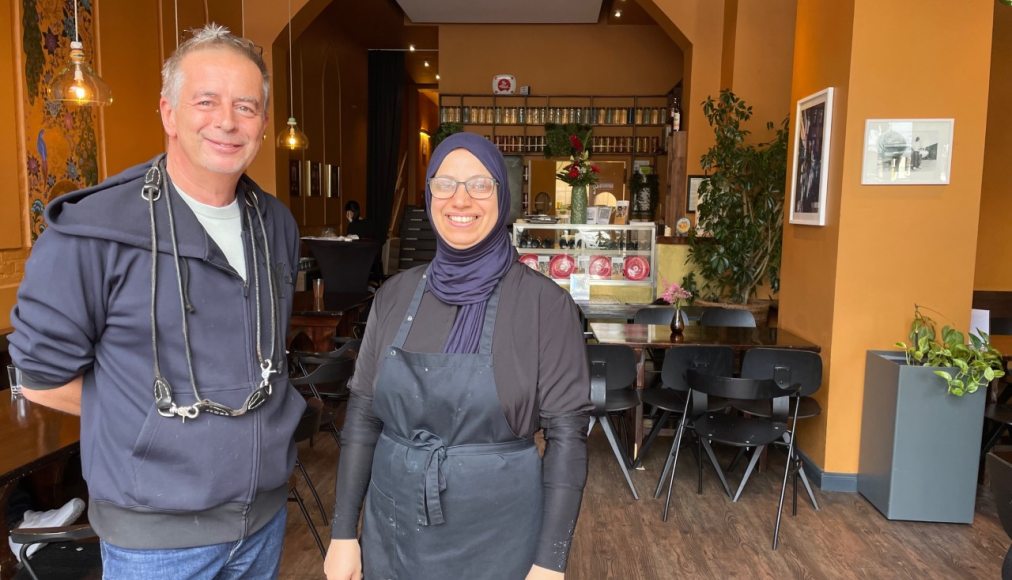 Andreas Tölke et Layali Jafaar, les deux «boss» du restaurant Kreuzberger Himmel, à Berlin Andreas Tölke et Layali Jafaar, les deux «boss» du restaurant Kreuzberger Himmel, à Berlin / ©Carole Pirker/RTSreligion