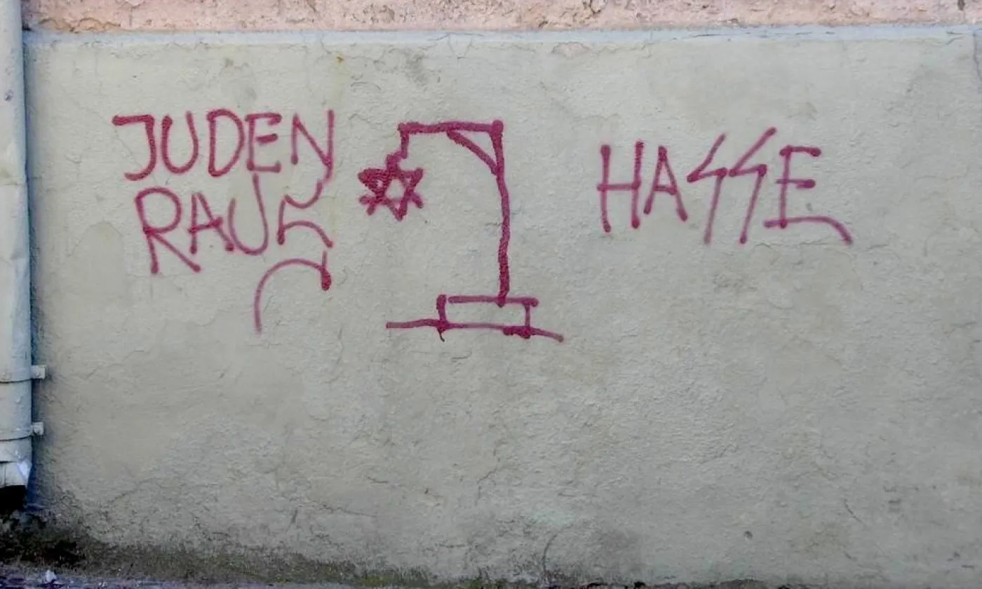 Graffiti antisémite sur un mur en Lithuanie ©Beny Shlevich, CC BY-SA 2.0 Wikimedia Commons