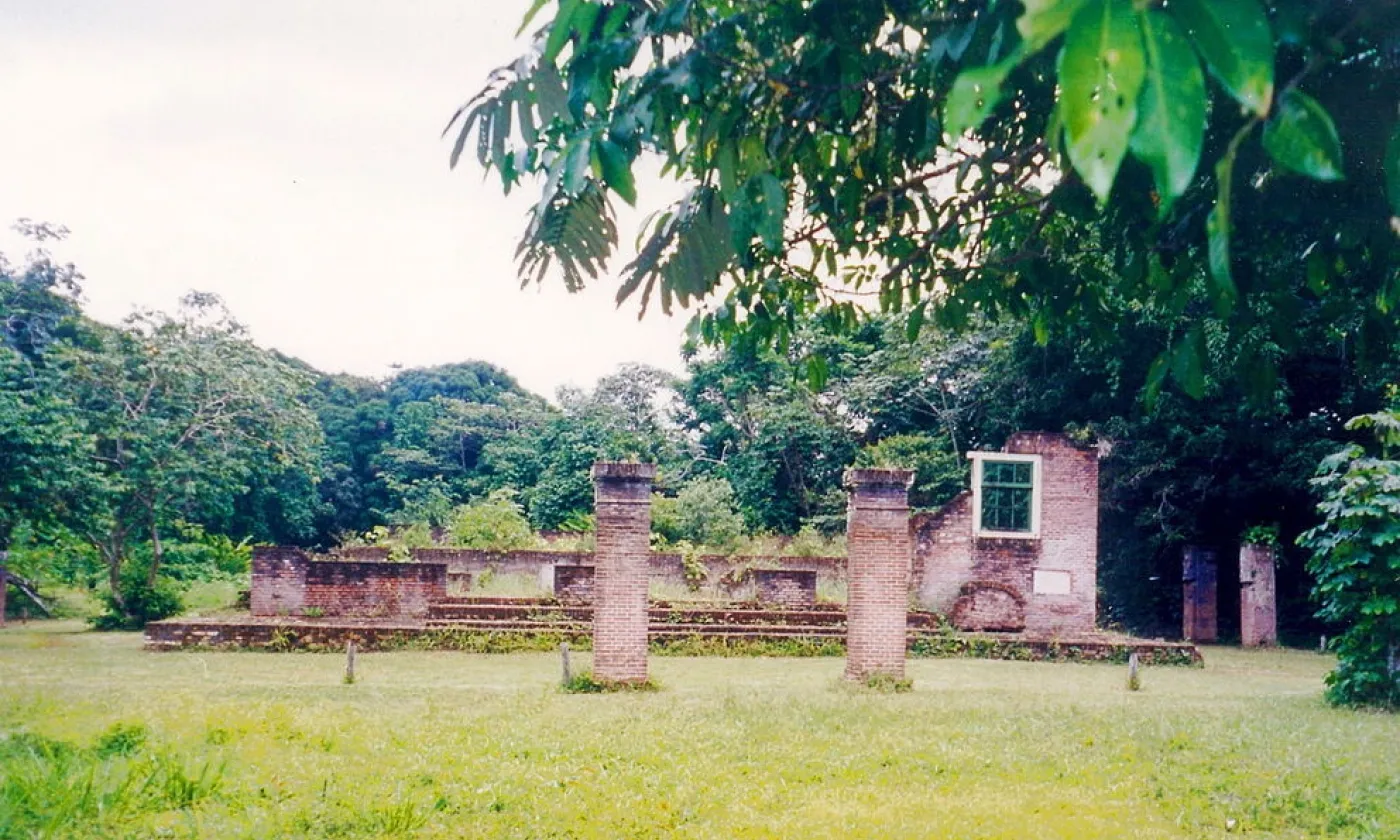 Les restes de la synagogue de Jodensavanne en 2000 au Suriname ©Brokopondo at Dutch Wikipedia, Public domain, via Wikimedia Commons