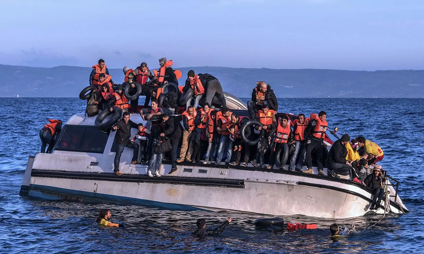 Un bateau de réfugiés syriens et irakiens arrivant à Lesbos en 2015. ©Ggia, CC BY-SA 4.0 Wikimedia Commons