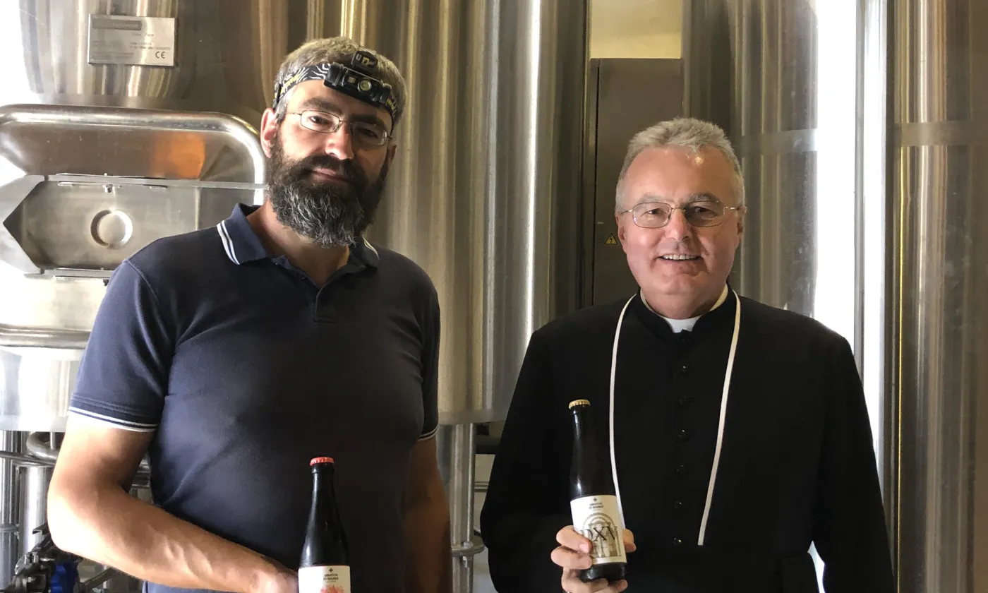 Maître-brasseur Benjamin Levaux et chanoine Olivier Roduit ©Gabrielle Desarzens/RTSreligion