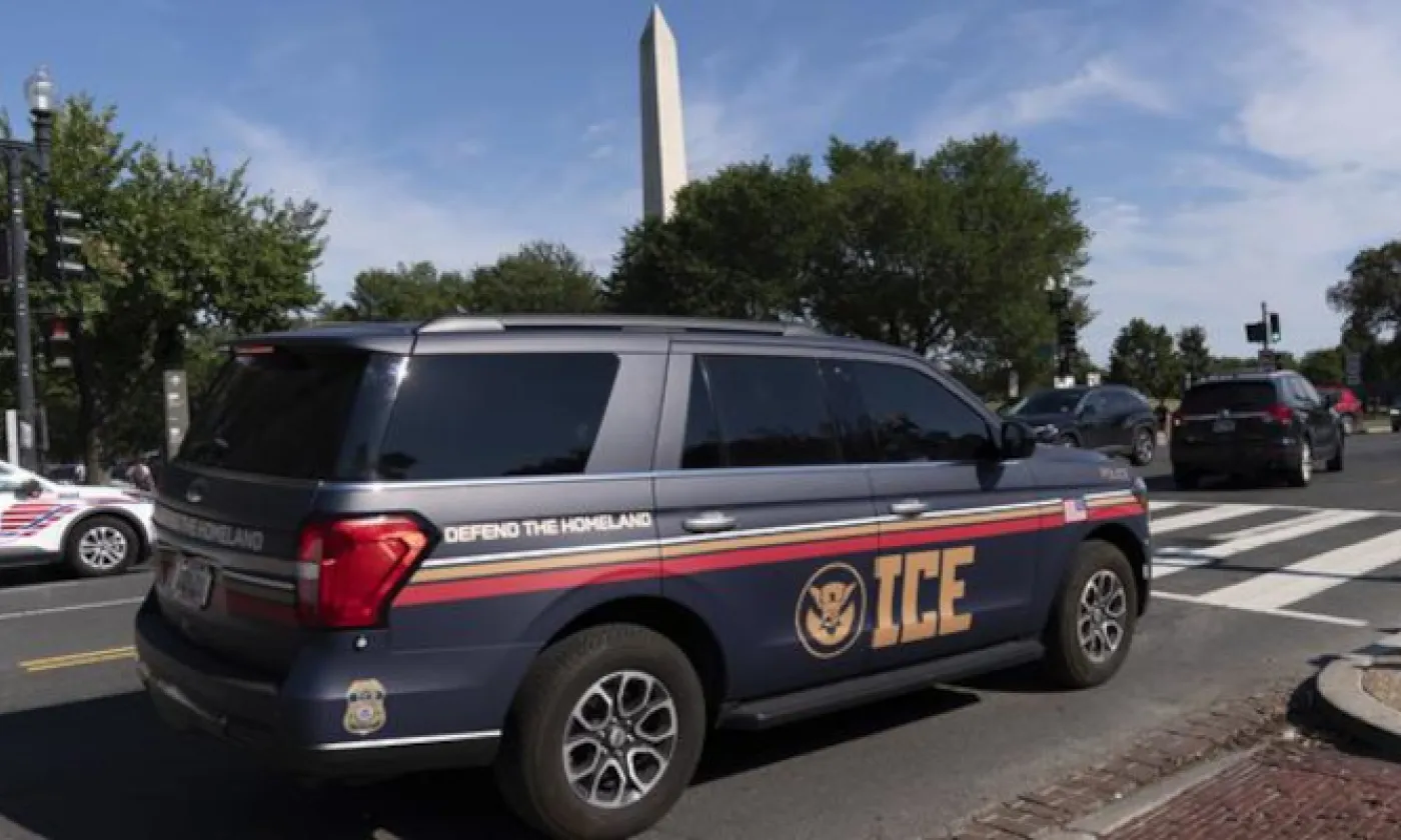 Un SUV de la police de l'ICE patrouille le National Mall, le samedi 23 août 2025, à Washington. KEYSTONE - JOSE LUIS MAGANA
