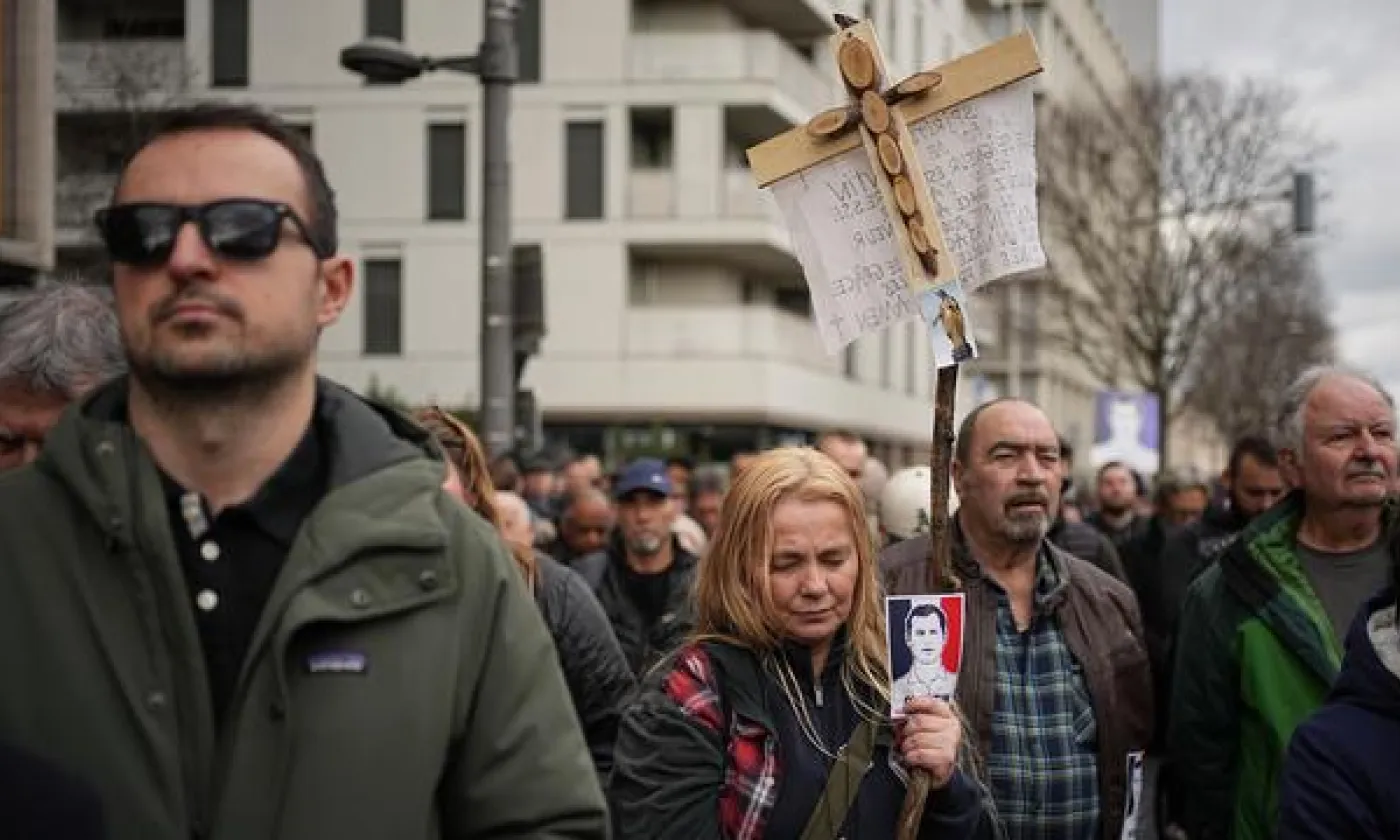 Des manifestants rendent hommage à Quentin à Lyon, le samedi 21 février. KEYSTONE - LAURENT CIPRIANI