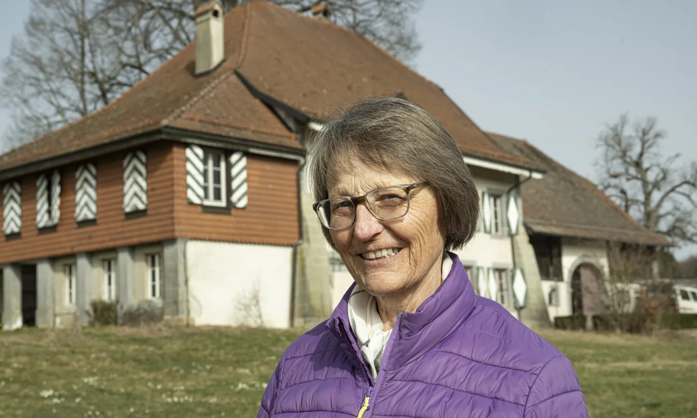 Denise Jaquement devant la cure de Monpreyveres. Dès juin, les pèlerins pourront loger dans les combles en dessus de l’actuelle salle du tilleul. © Jean-Bernard Sieber / Arcphoto.ch
