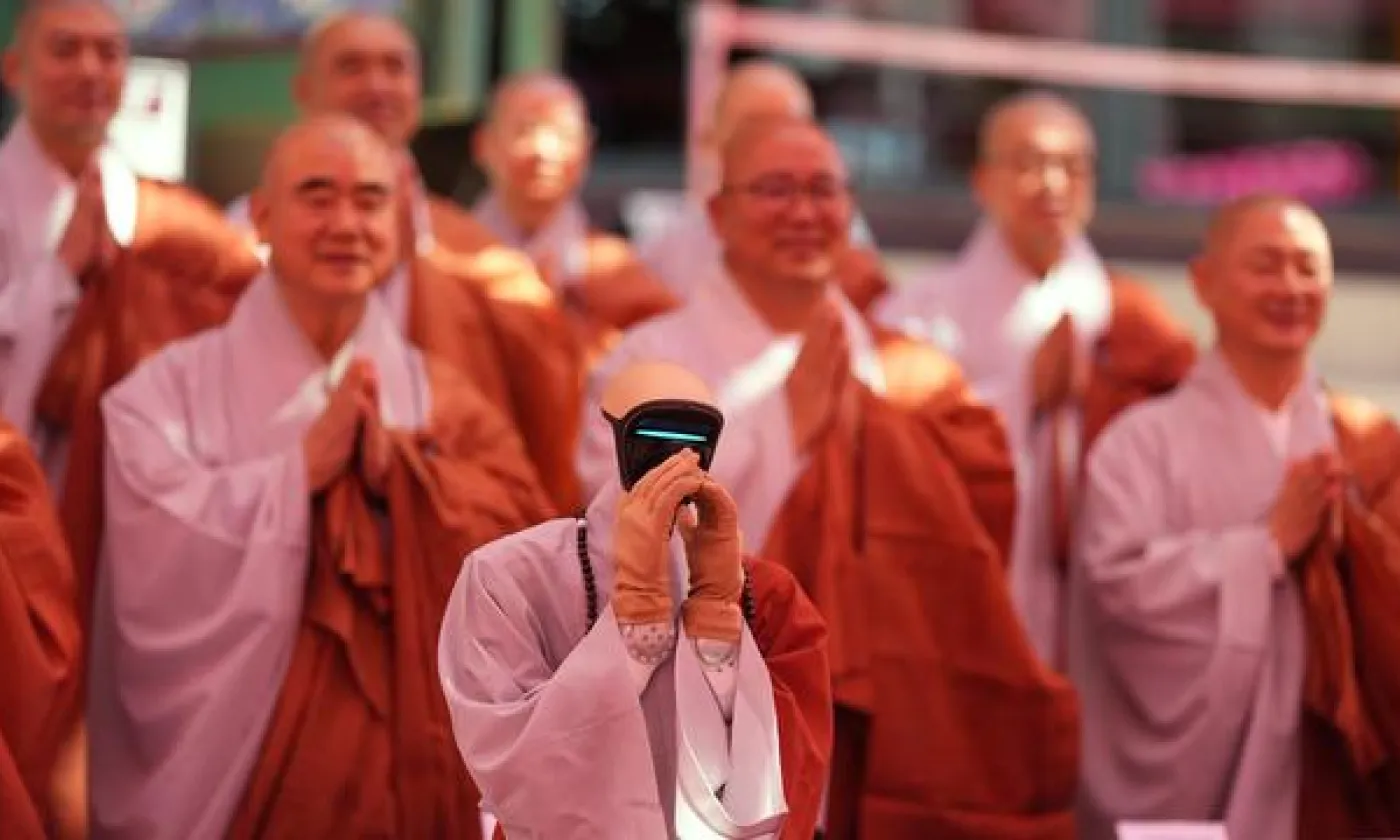 Le robot Gabi, intronisé moine bouddhiste, a prêté serment devant des moines du temple Jogyesa de Séoul. KEYSTONE / AP Photo - LEE JIN-MAN