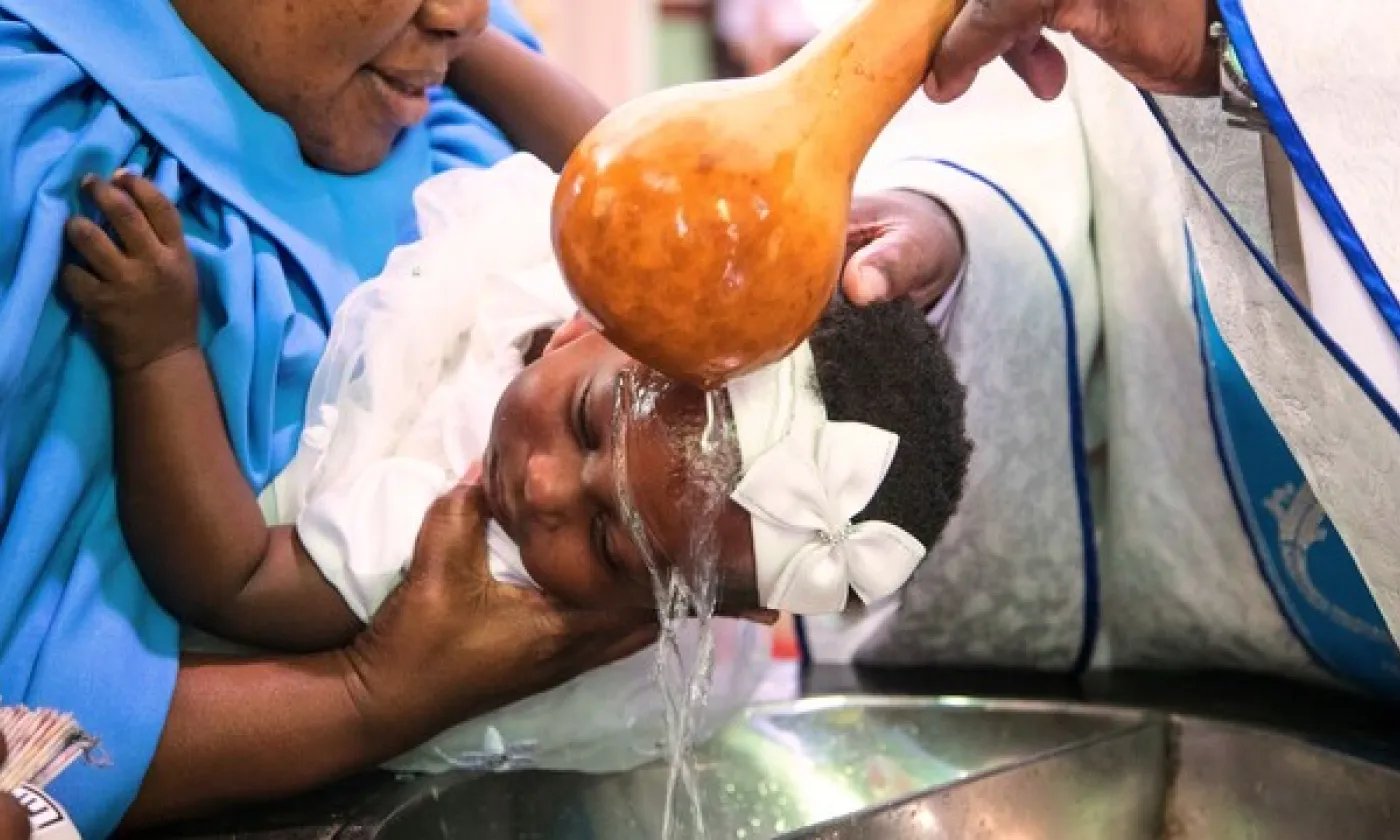 Un prêtre baptise un enfant à la cathédrale catholique romaine de Harare, le 5 avril 2026 Copyright 2026 The Associated Press. All rights reserved. - AARON UFUMELI