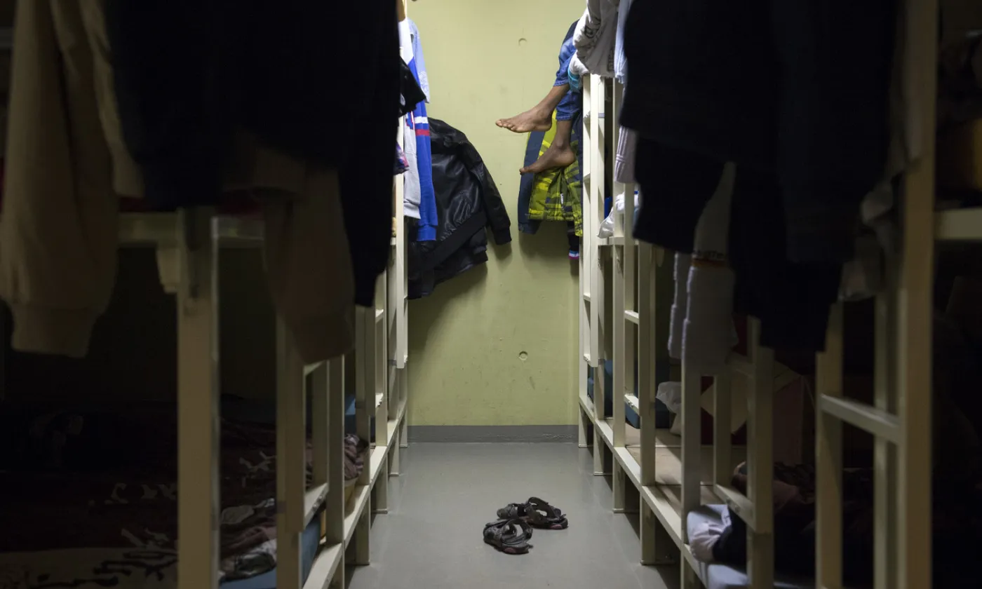 KEYSTONE/Anthony Anex Faire circuler des personnes pour obtenir des documents, effectuer visites médicales et auditions juridiques en période de pandémie est un risque pour toute la population.