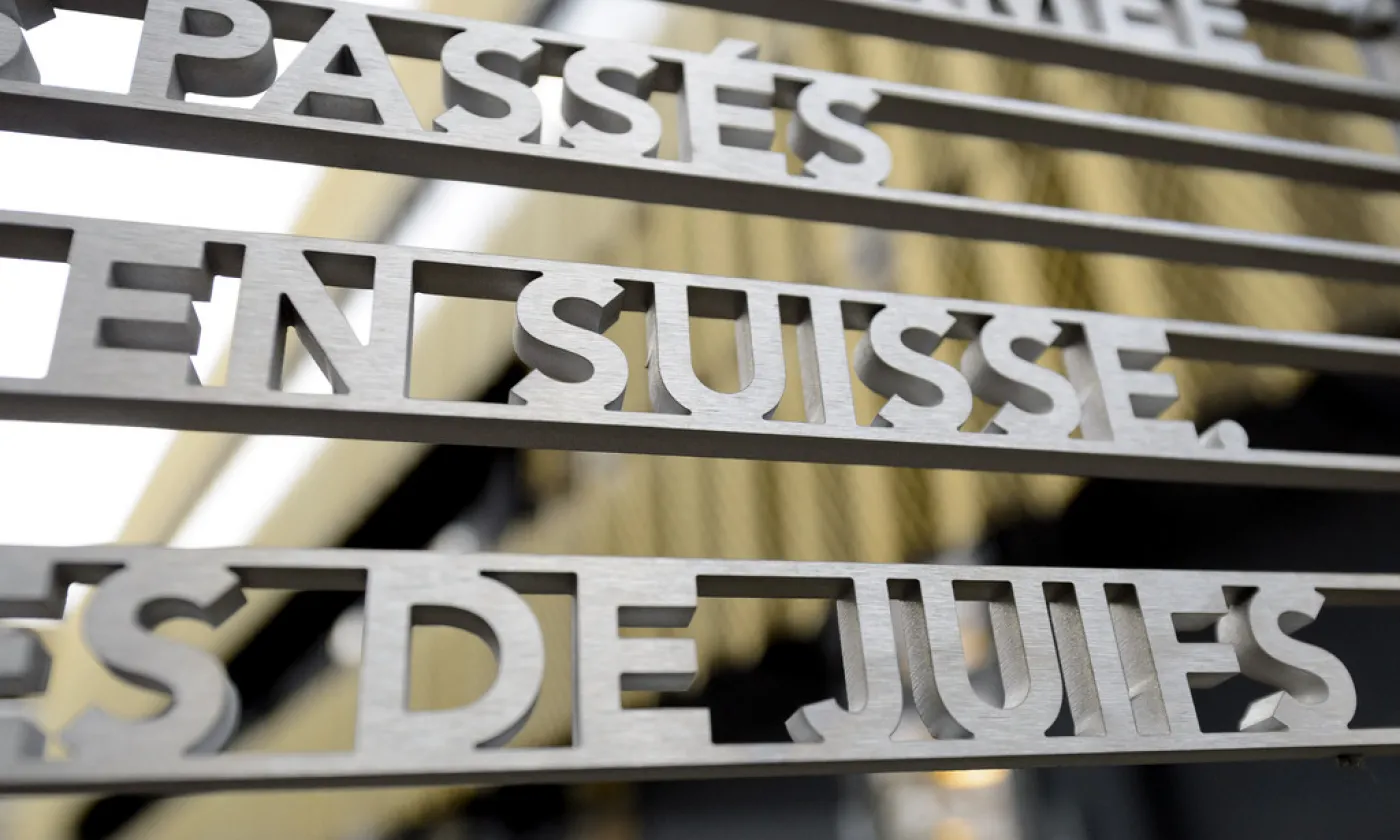 Plaque commémorative rappelant l'existence du camp de triage des Cropettes à Genève. 2526 personnes y ont transité pendant la Seconde Guerre mondiale. © Keystone / Marco Trezzini Shoah Suisse Holocauste Genève