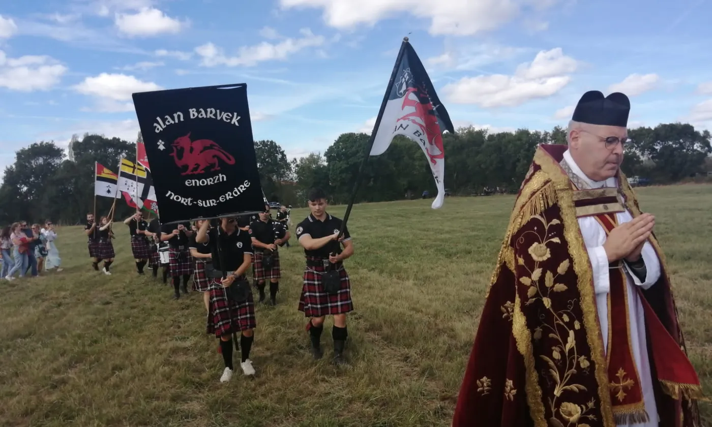 Cornemuse et goupillon renouent en Bretagne ©Christophe Giordani