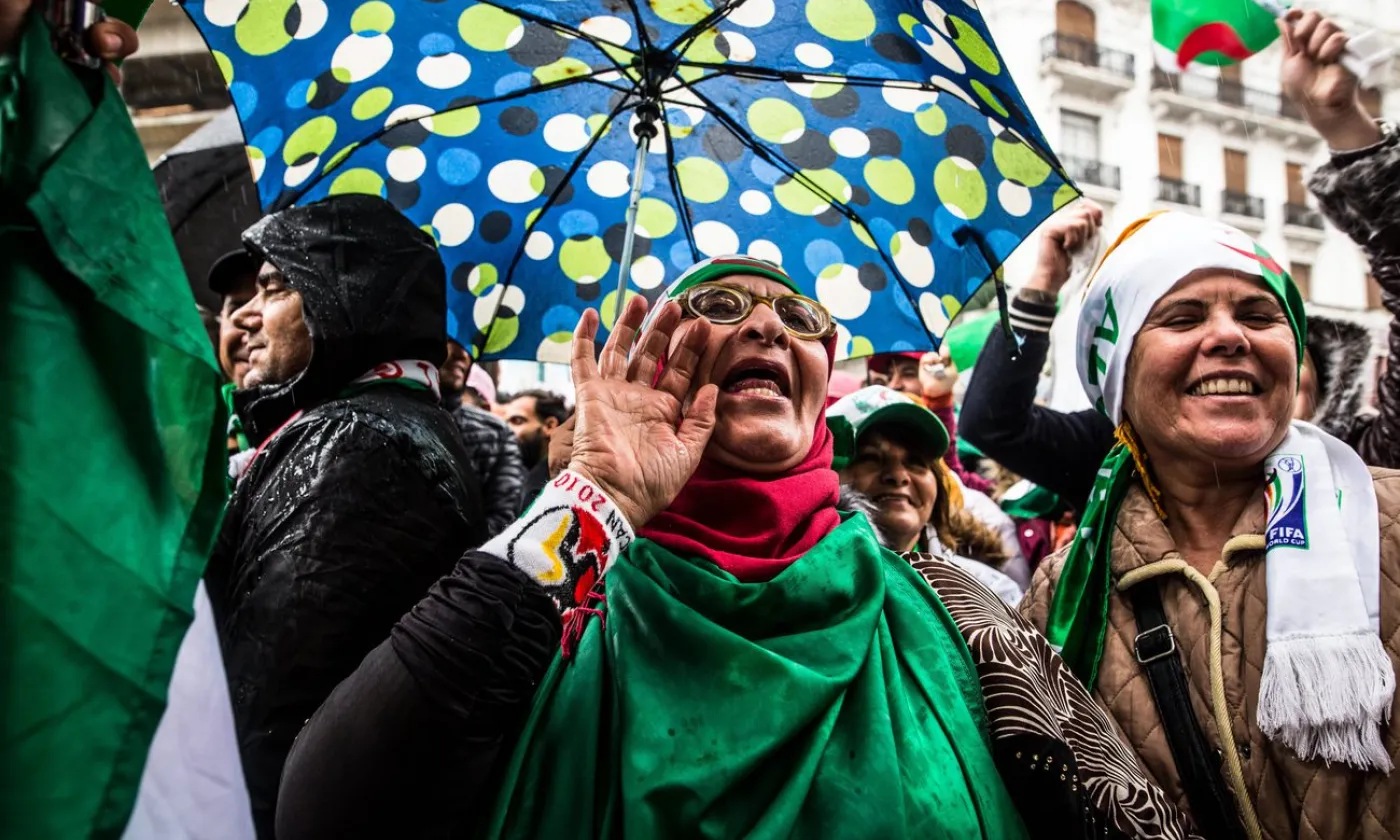 Vendredi 22 mars, les femmes sont nombreuses parmi les manifestants à Alger ©KEYSTONE/MAXPPP/LE PICTORIUM/Sadak Souici