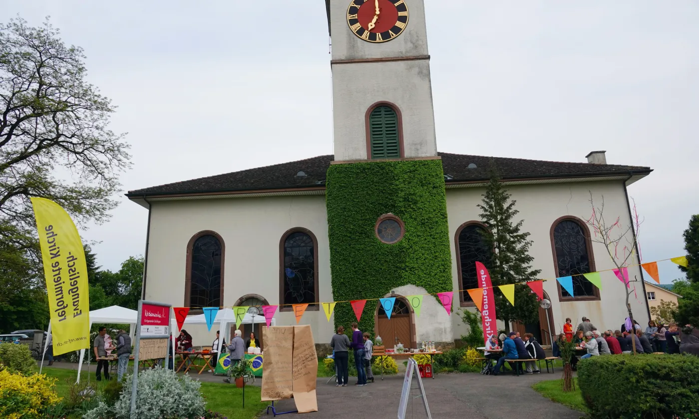 Streetfood, farbige Kirche (c) Werner Näf