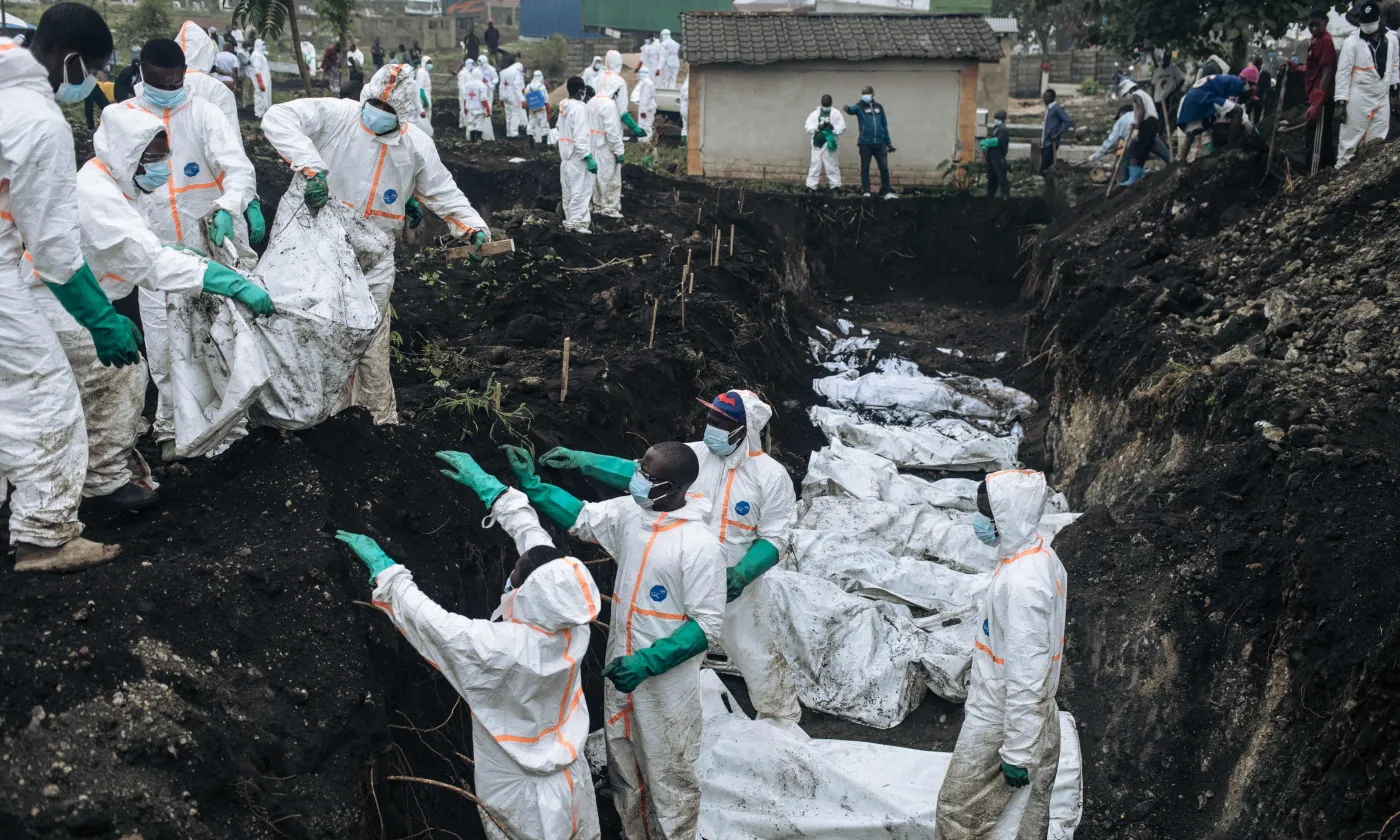 Des membres de la Croix-Rouge congolaise et de la Protection civile enterrent des dizaines de victimes des affrontements, le 4 février 2025, lors de la prise de Goma par le groupe armé M23. Keystone