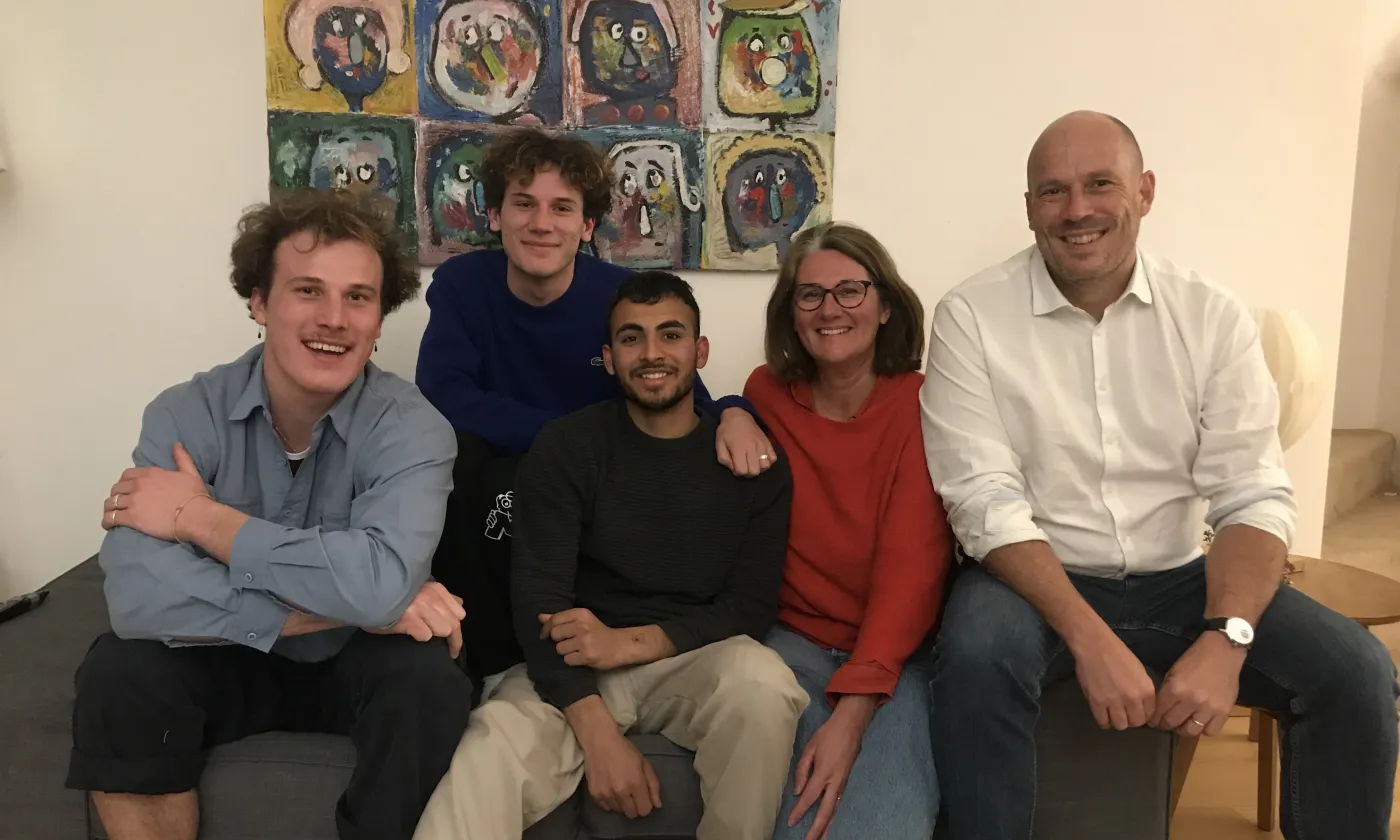 Muneer entouré de Claire, Frédéric et deux de leurs enfants. © DR Muneer entouré de Claire, Frédéric et deux de leurs enfants. © DR