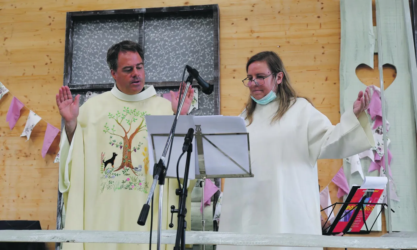 Bénédiction des animaux aux Reussilles, pasteure Françoise Surdez et abbé Olivier Jelen (photo prise en 2020) ©Pierre Bohrer, 2020