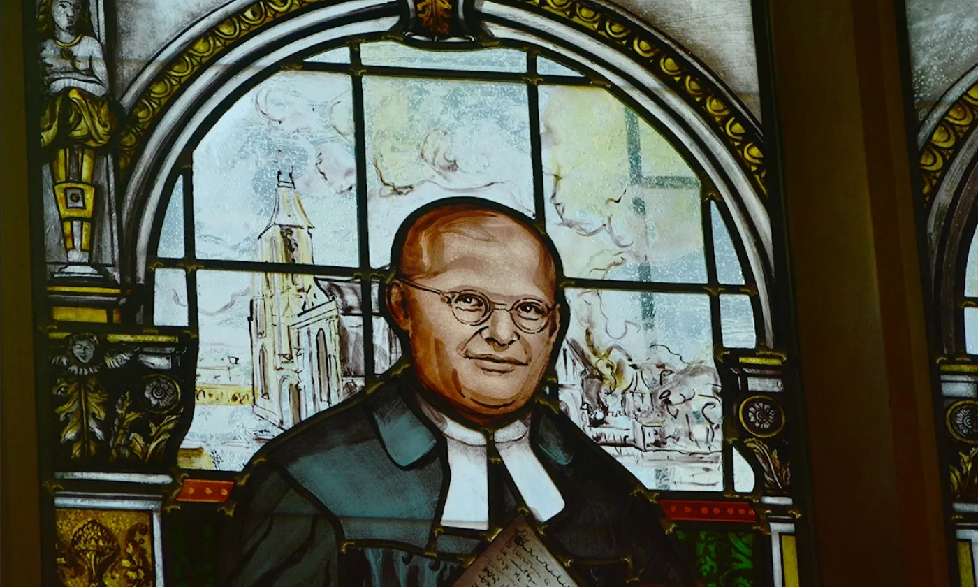 Vitrail de Dietrich Bonhoeffer dans l'église Saint-Christoph à Wrocław, Pologne / ©Tomasz Kmita-Skarsgård, CC BY-SA 4.0 Wikimedia Commons