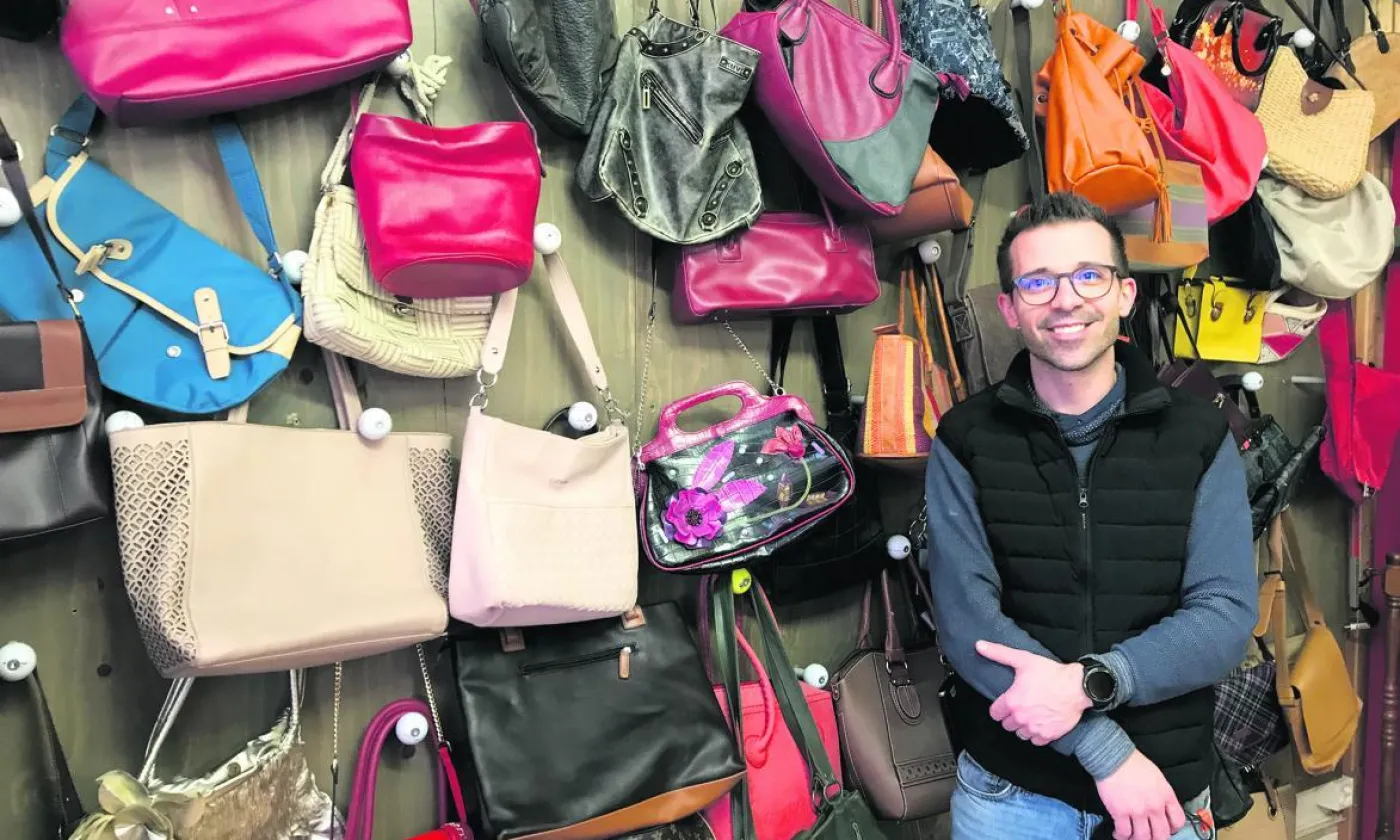 Au Galetas de Lausanne, le rayon sacs à main pensé par Cédric Maulaz a été conçu avec des matériaux de seconde main, y compris des balles de golf. © DR