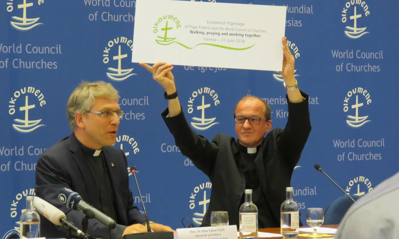  Andrzej Choromanski (à droite) et Olav Fykse Tveit présentent l’identité visuelle du pèlerinage œcuménique du pape François et du Conseil œcuménique des Églises du 21 juin 2018 à Genève.