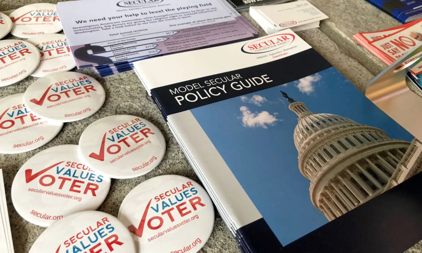 Matériel sur une table, lors d'une campagne humaniste ©Heather Adams