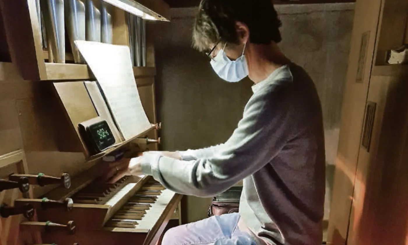 Sylvain à l’orgue de Curtilles. © Miléna Rochat