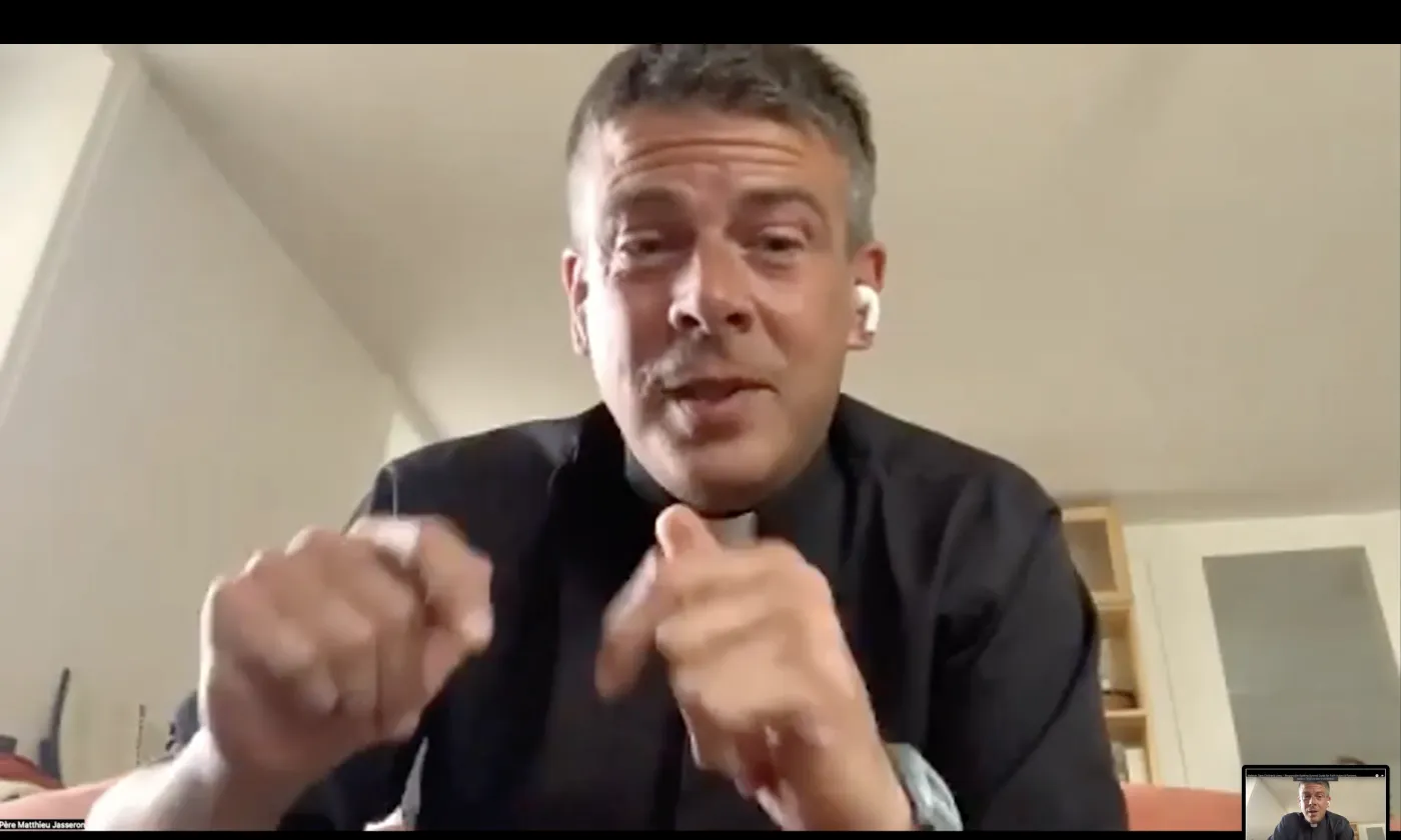 Le prêtre tiktokeur Matthieu Jasseron invite à investir avec conscience. ©DR