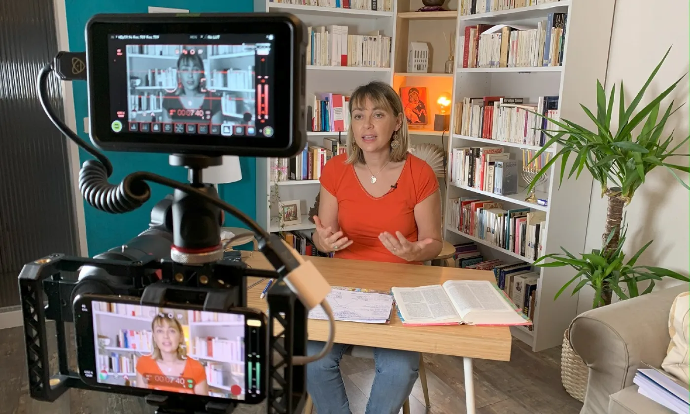 Pasteure au sein de l’Eglise protestante de Genève, Carolina Costa est à la tête d’un «ministère pionnier», entièrement numérique. Elle présente aussi son premier one woman show, où elle incarne un Dieu féminin. Les Ataprods