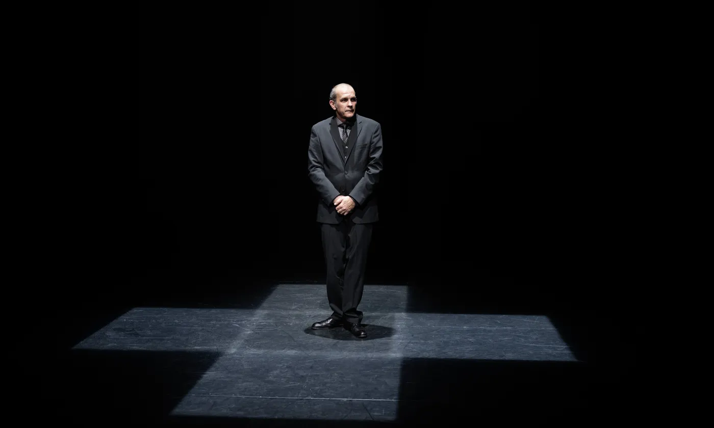 Le comédien Frédéric Landenberg interprète le pasteur Burg ©Xavier Voirol