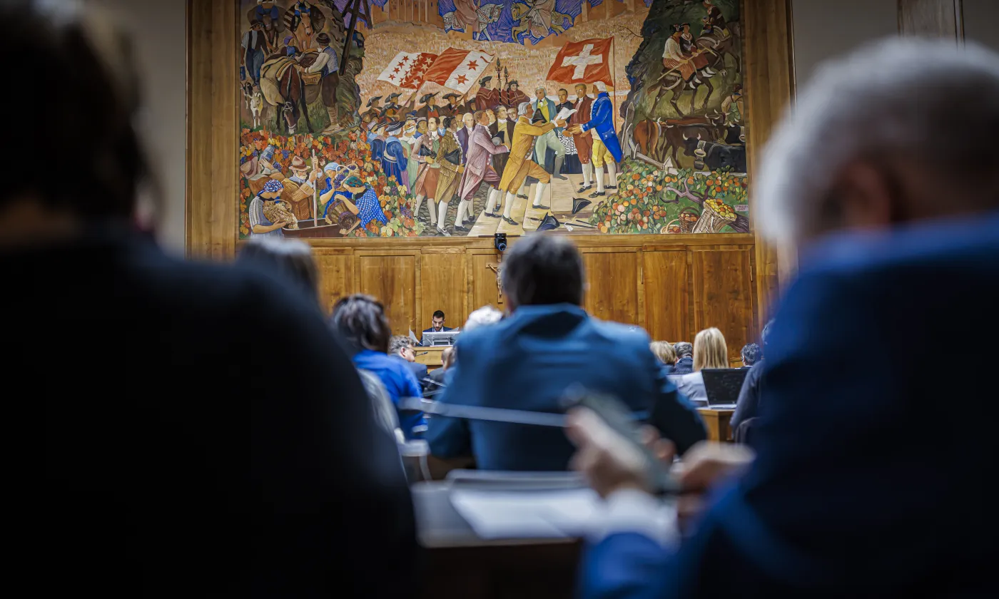 La fresque d'Ernest Bieler montrant l'entrée du Valais dans la Confederation est photogtraphiee alors que la Constituante du canton du Valais est reunie lors de sa derniere seance pleniere afin de proceder a la finalisation, ainsi qu'au debat et au vote final du projet de nouvelle Constitution et de sa variante, dans la salle du Grand Conseil valaisan ce mardi 25 avril 2023 a Sion. (KEYSTONE/Valentin Flauraud)