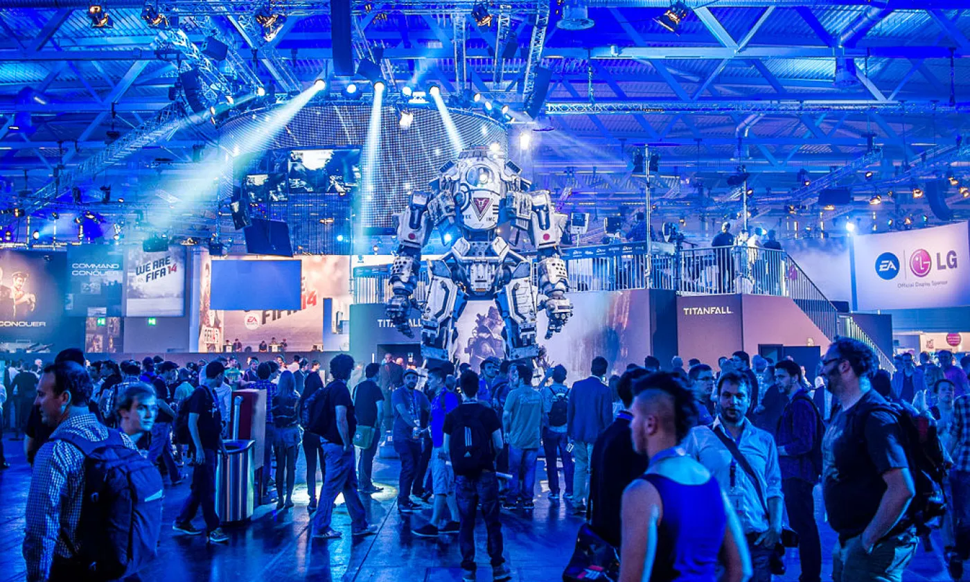 Titanfall robot at Gamescom 2013 CC (by-sa) Sergey Galyonkin