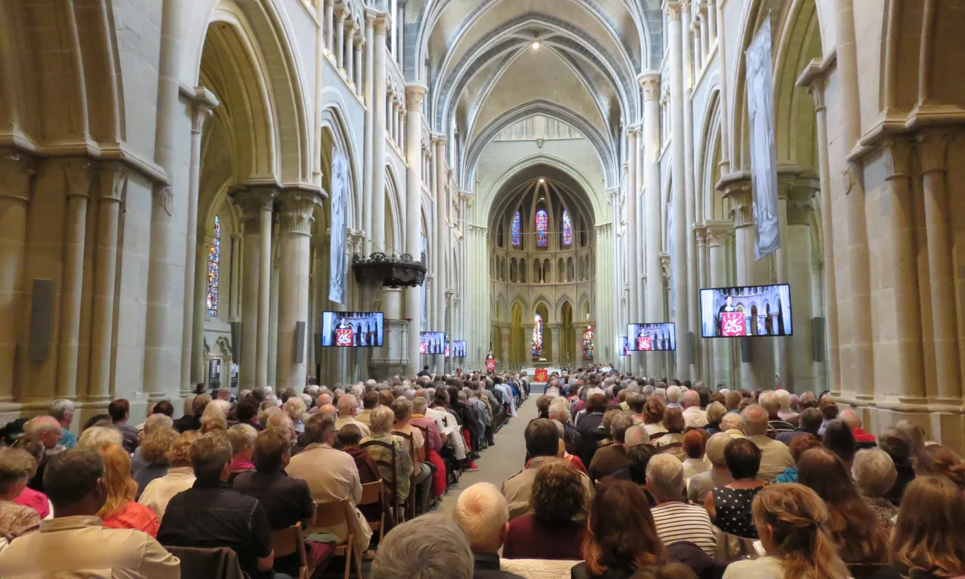 La cathédrale était pleine pour accueillir les nouveaux ministres ©JoB