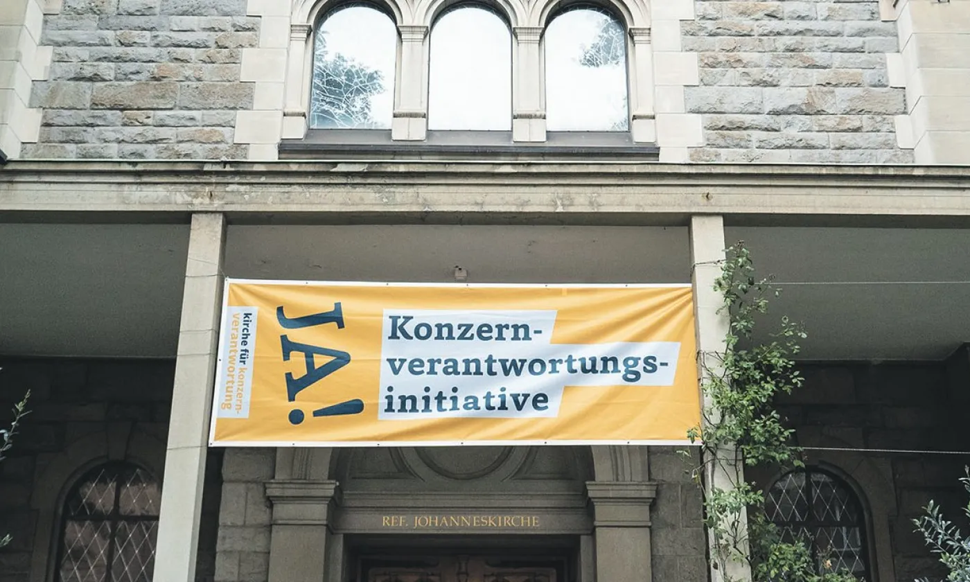 En 2020, des banderoles en faveur de l’initiative « pour des multinationales responsables » avaient été accrochées sur des temples et des églises. Les autorités ecclésiales devraient appeler cette fois à davantage de modération. © Vera Rüttimann