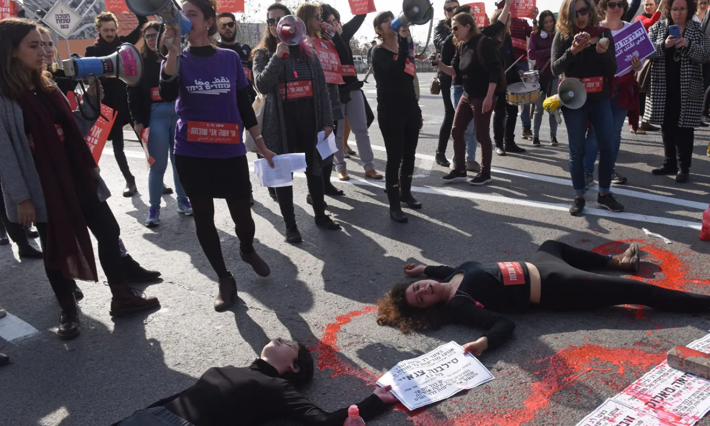 Un groupe de manifestantes bloque une artère de Jérusalem pour protester contre les violences faites aux femmes, ce mardi. ©KEYSTONE/NEWSCOM/UPI Photo/Debbie Hill
