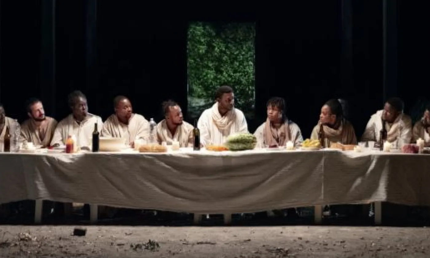 L’affiche de «Le Nouvel Evangile» de Milo Rau (actuellement en salles) «s’inspire de la Cène dans ses décors plus que dans la gestuelle, en faisant incarner toute l’assemblée par des personnes de couleur», analyse Valentine Robert. © Vinca Film