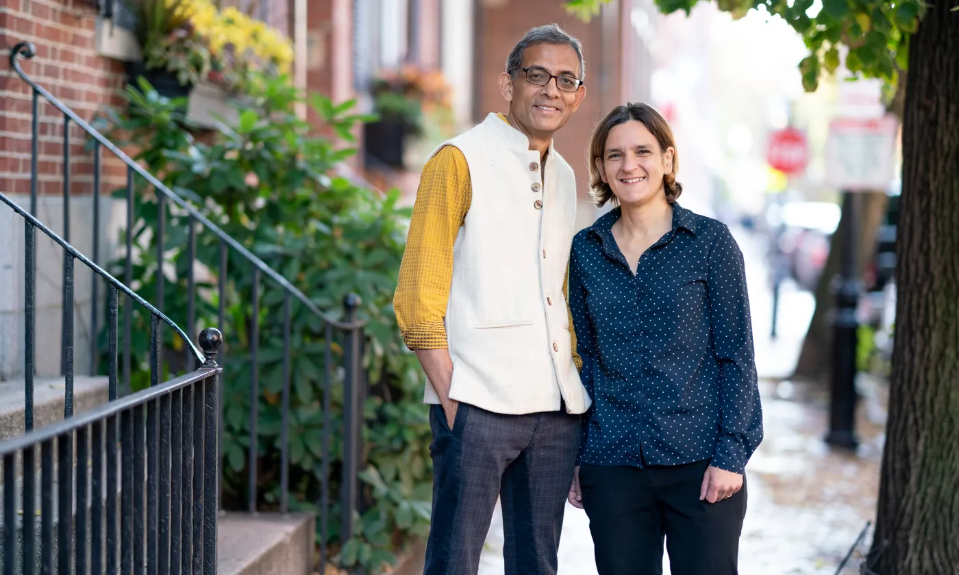 Esther Duflo et son mari Abhijit Banerjee, co-lauréats du prix Nobel d'économie avec Michael Kremer, leur collègue du MIT. Bryce Vickmark