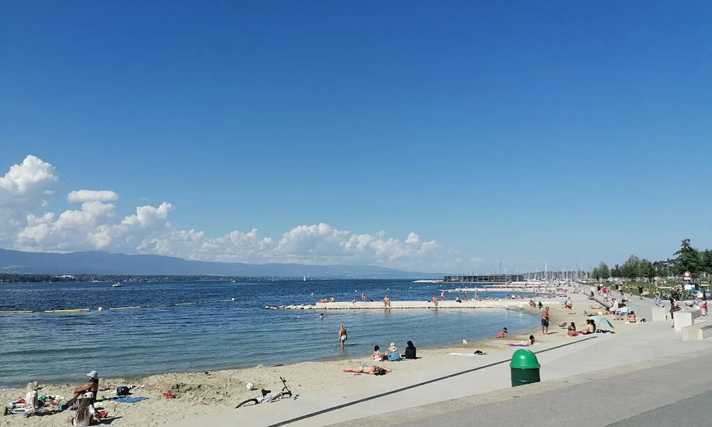 Plage des Eaux-Vives, Genève ©Marco de Freitas, CC BY-SA 4.0 Wikimedia Commons