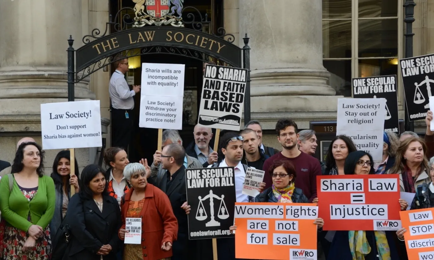 Manifestation contre la loi de la charia à Londres en 2014. ©See Li, London, UK, CC BY 2.0 Wikimedia Commons